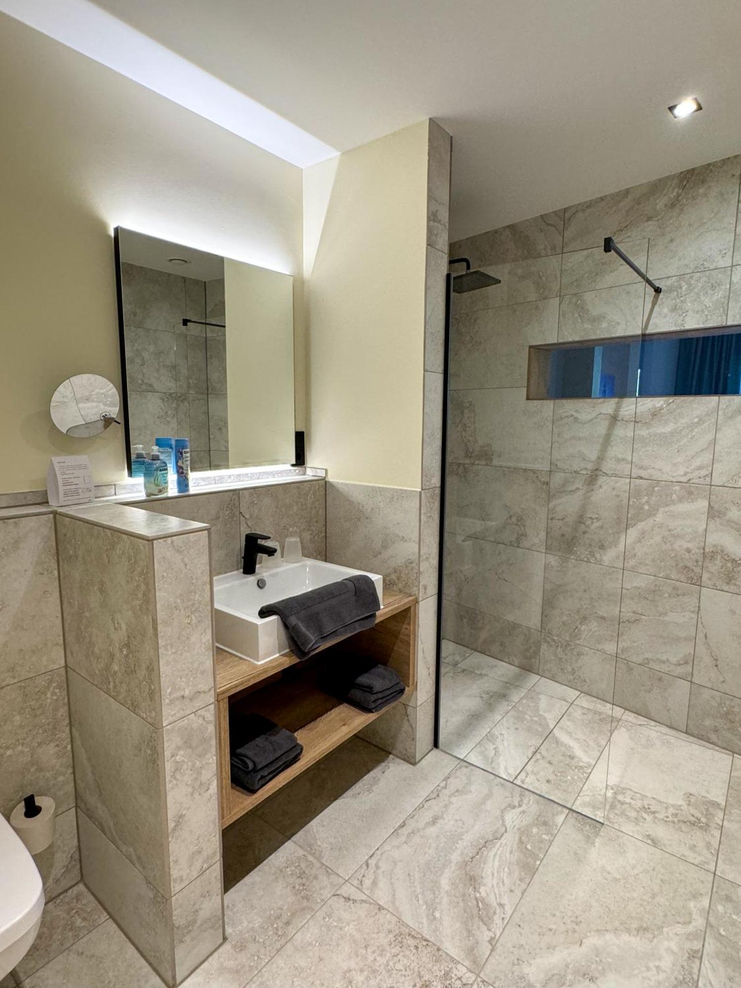 Veenland Hotel Харен Екстериор снимка